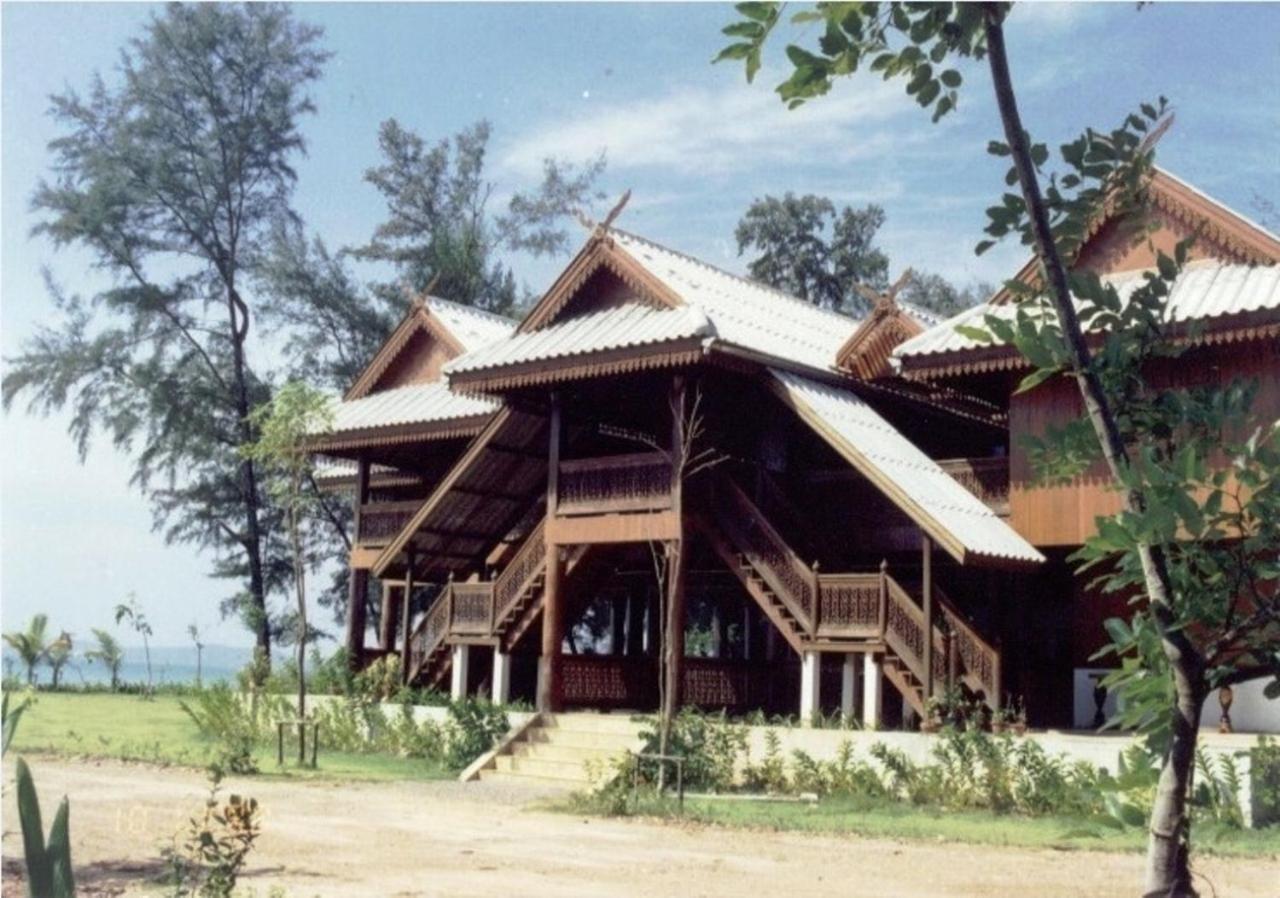 Ruen Thai Rim Haad Thang Kwian Exterior foto